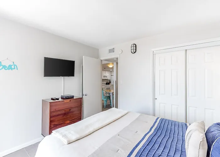 Surf & Racquet Club 306c